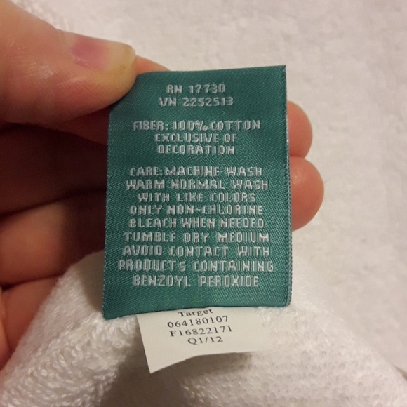 White Buffle Bath/Swim Towel With 3 Flower - Picture 5 of 6